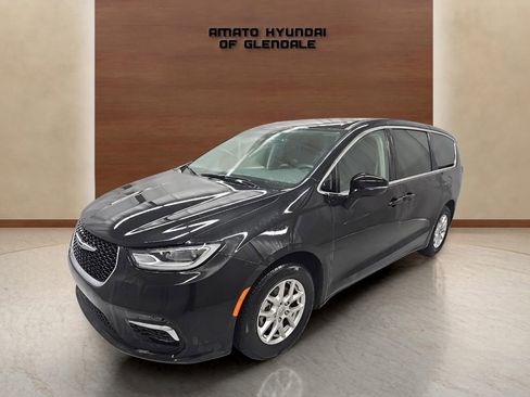 Used 2023 Chrysler Pacifica Touring-L image 2