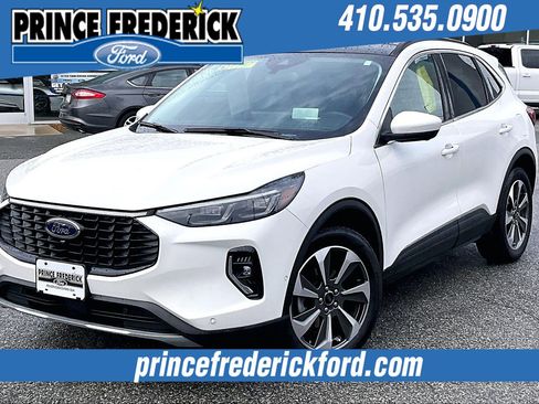 Used 2023 Ford Escape Platinum w/ Premium Technology Package image 3