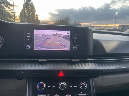 Used 2022 Kia Carnival LX image 18