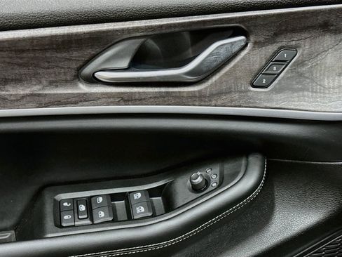 Used 2025 Jeep Grand Cherokee Limited AWD/4WD image 17