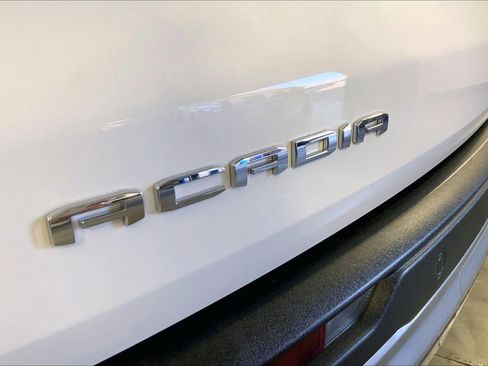Used 2025 GMC Acadia Elevation FWD image 8