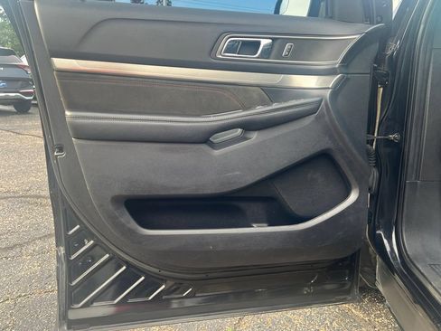 Used 2018 Ford Explorer XLT w/ Equipment Group 202A AWD/4WD image 10