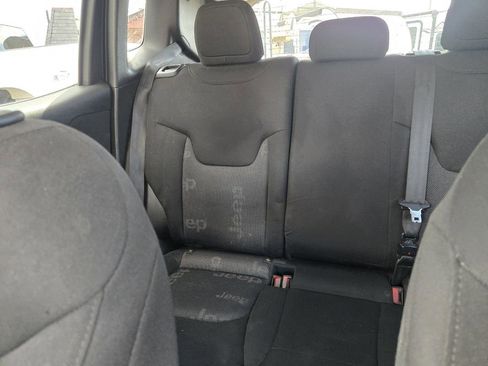 Used 2017 Jeep Renegade Latitude w/ Cold Weather Group AWD/4WD image 18