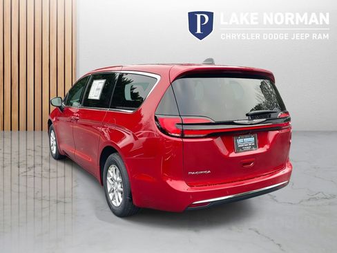 New 2026 Chrysler Pacifica Select FWD image 7