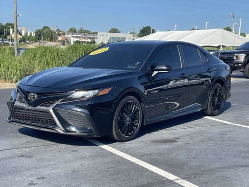 Used 2021 Toyota Camry SE FWD image 3