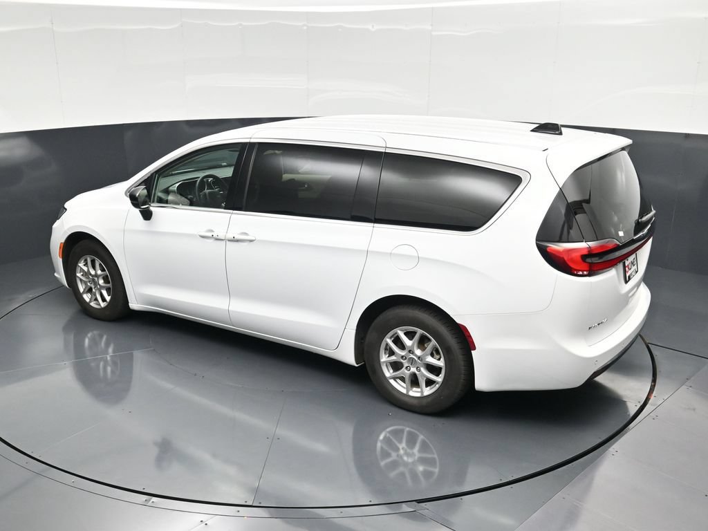 Used 2024 Chrysler Pacifica Touring-L FWD image 42