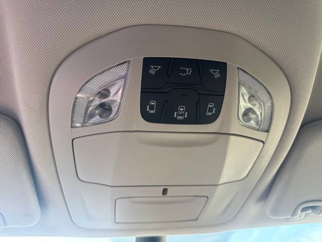 Used 2023 Chrysler Voyager LX FWD image 14
