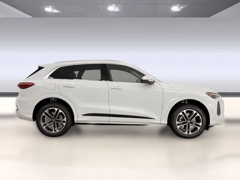 Used 2025 Audi Q5 Premium w/ Convenience Package image 8