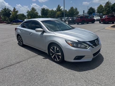 Used 2017 Nissan Altima 2.5 SR w/ LED Appearance Package FWD image 3