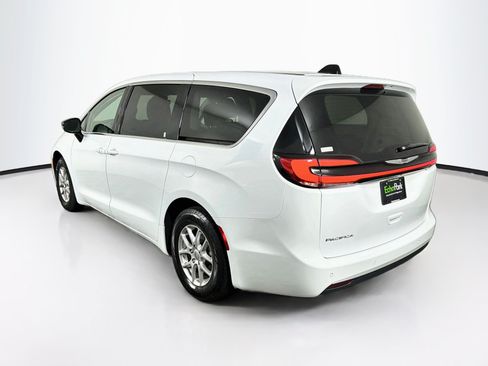Used 2024 Chrysler Pacifica Touring-L FWD image 5