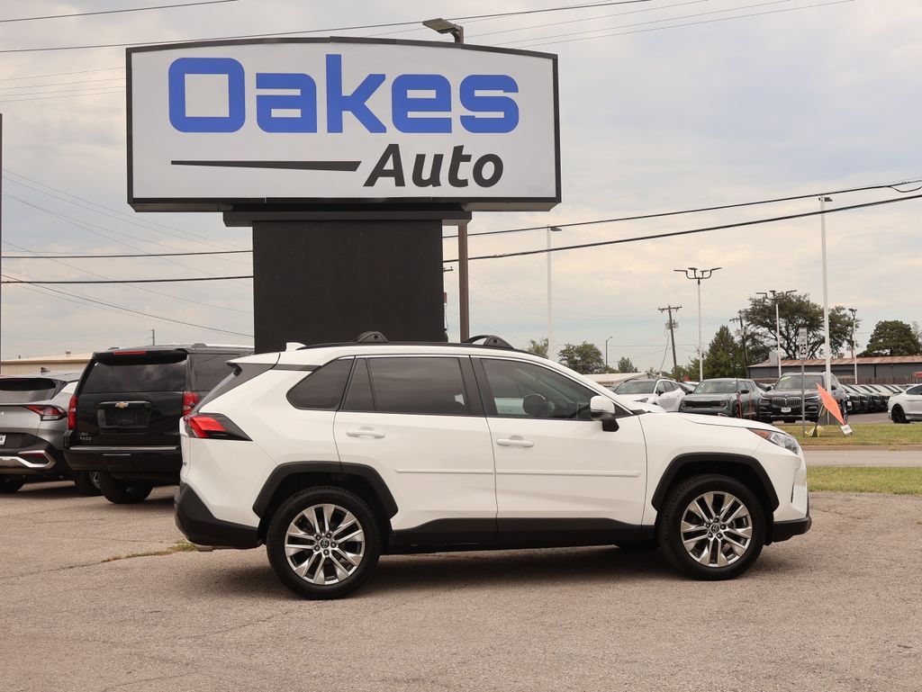 Used 2020 Toyota RAV4 XLE Premium FWD image 7