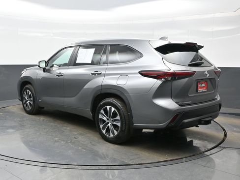 Used 2025 Toyota Highlander XLE image 4