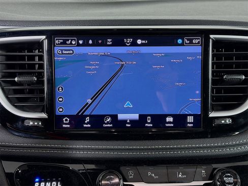 Used 2025 Chrysler Pacifica Limited image 17