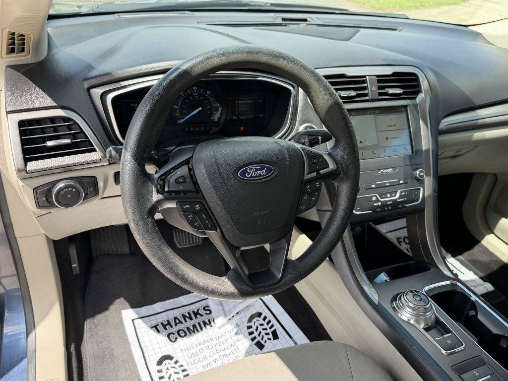 Used 2019 Ford Fusion SE FWD image 16