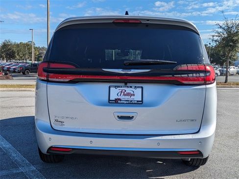 New 2026 Chrysler Pacifica Select image 5