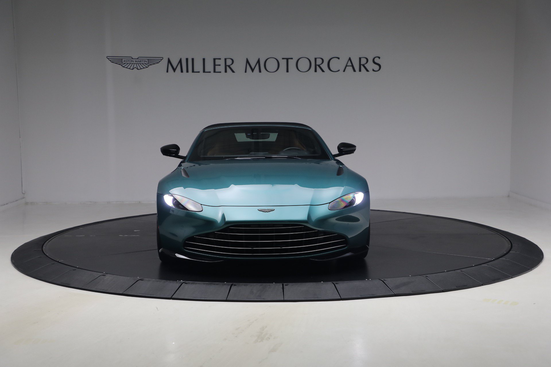 Used 2023 Aston Martin V8 Vantage Roadster RWD image 27