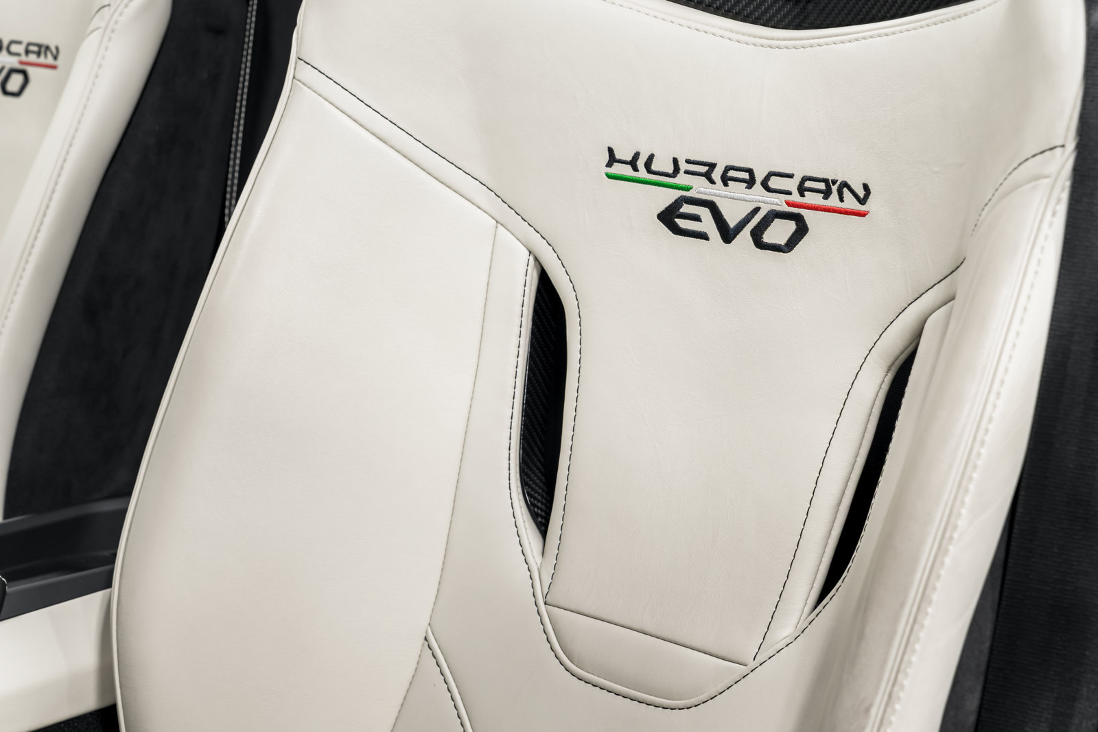 Used 2022 Lamborghini Huracan EVO RWD image 21