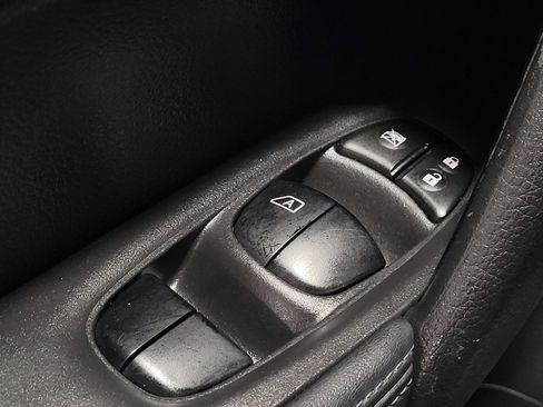 Used 2017 Nissan Rogue SV image 27