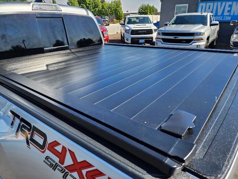 Used 2022 Toyota Tacoma TRD Sport image 11