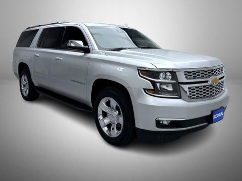 Used 2018 Chevrolet Suburban LT image 3