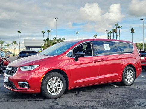 Used 2024 Chrysler Pacifica Touring-L image 32