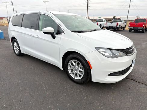 Used 2022 Chrysler Voyager LX image 7
