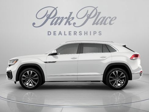 Used 2021 Volkswagen Atlas Cross Sport SE w/ Panoramic Sunroof Package FWD image 2