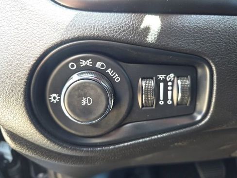 Used 2023 Jeep Renegade Latitude w/ Premium Group AWD/4WD image 11