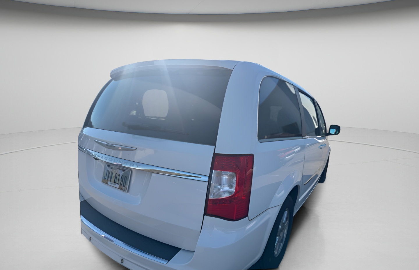 Used 2012 Chrysler Town & Country Touring-L w/ Entertainment Group #2 FWD image 8