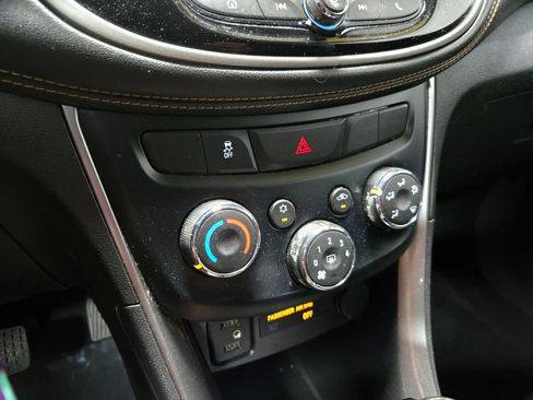 Used 2020 Chevrolet Trax LT FWD image 23