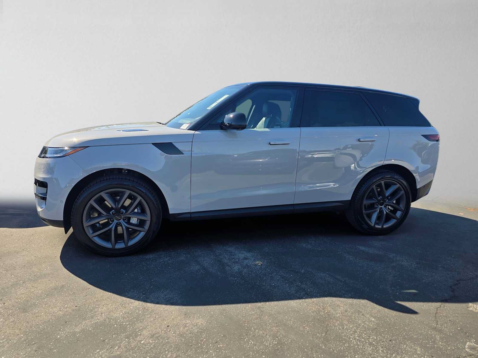 New 2027 Land Rover Range Rover Sport SE AWD/4WD image 2