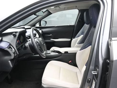 Used 2019 Lexus UX 200 w/ Premium Package FWD image 8