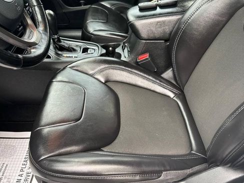 Used 2021 Jeep Cherokee Latitude Plus FWD image 19