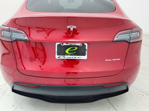 Used 2022 Tesla Model Y Long Range image 11