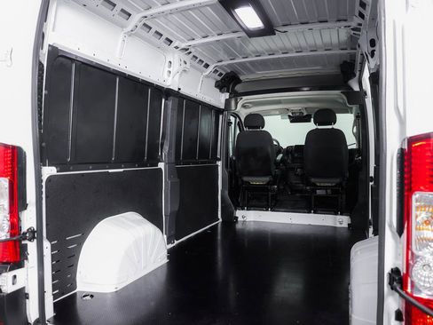 Used 2024 RAM ProMaster 2500 w/ Convenience Group image 17