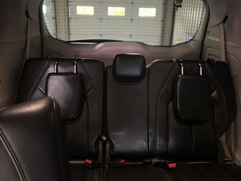 Used 2022 Chrysler Pacifica Touring-L w/ Uconnect Theater Family Group FWD image 15