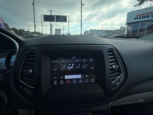 Used 2018 Jeep Compass Latitude w/ Popular Equipment Group AWD/4WD image 30