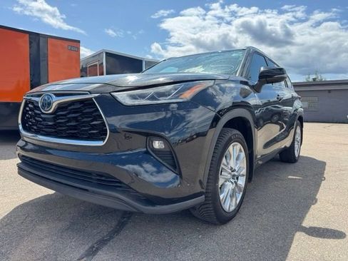 Used 2022 Toyota Highlander Limited AWD/4WD image 3