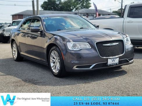 Used 2017 Chrysler 300 Limited RWD image 1