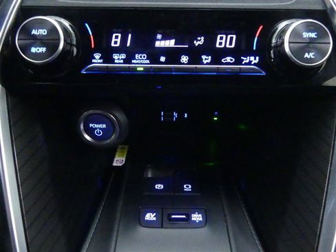 Used 2021 Toyota Venza XLE image 14