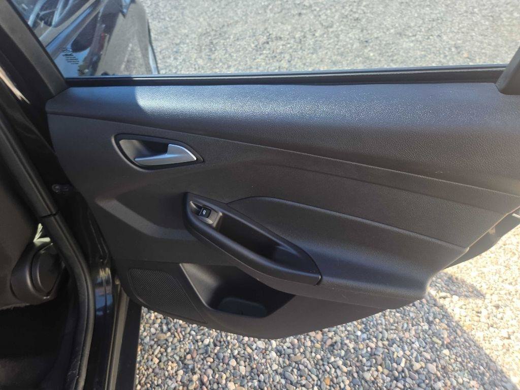 Used 2015 Ford Focus SE FWD image 16