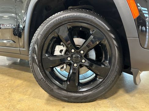 Used 2025 Jeep Grand Cherokee Limited AWD/4WD image 8