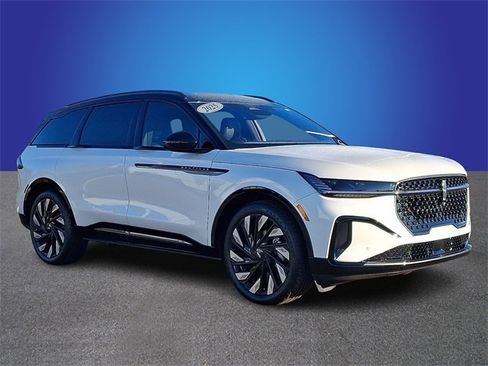 Used 2025 Lincoln Nautilus Reserve image 3