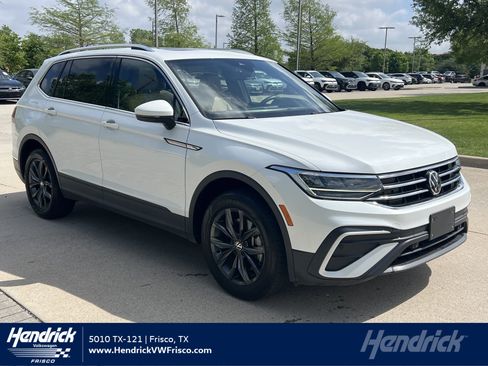 Used 2023 Volkswagen Tiguan SE w/ Panoramic Sunroof Package image 1
