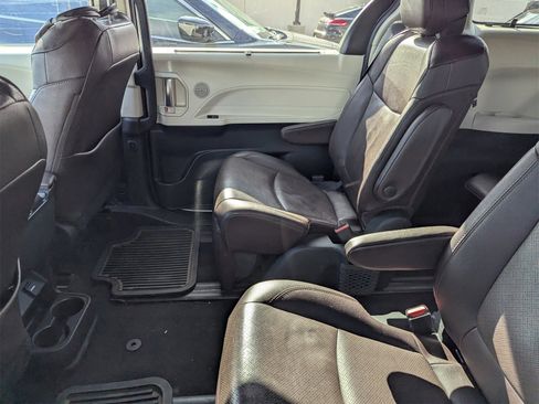 Used 2021 Toyota Sienna Platinum image 7