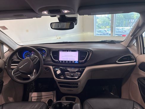 Used 2022 Chrysler Pacifica Touring-L FWD image 21