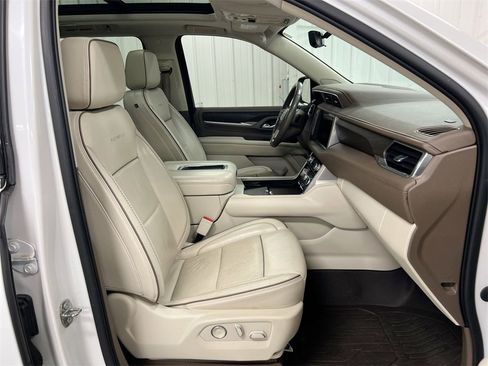 Used 2021 GMC Yukon XL Denali w/ Denali Premium Package image 22