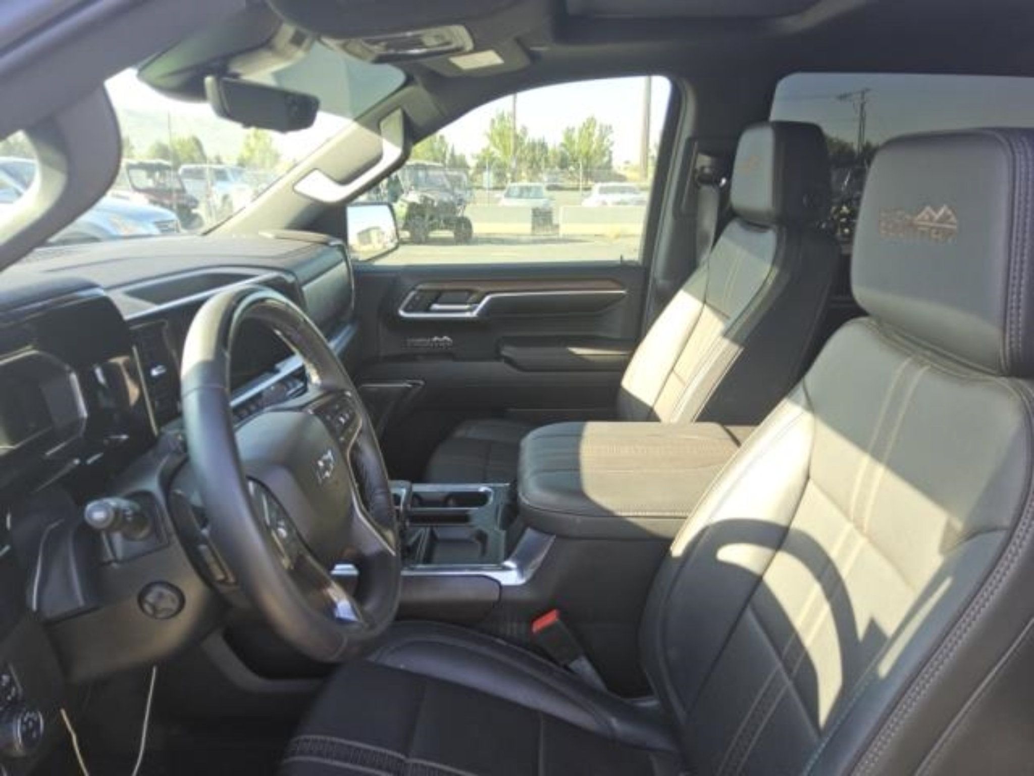 Used 2024 Chevrolet Silverado 1500 High Country w/ Midnight Edition AWD/4WD image 2