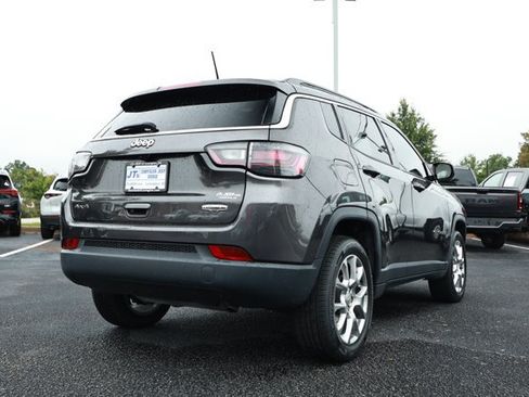 Used 2022 Jeep Compass Latitude w/ Sun and Sound Group AWD/4WD image 6