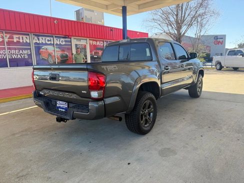 Used 2016 Toyota Tacoma TRD Sport w/ Towing Package image 4